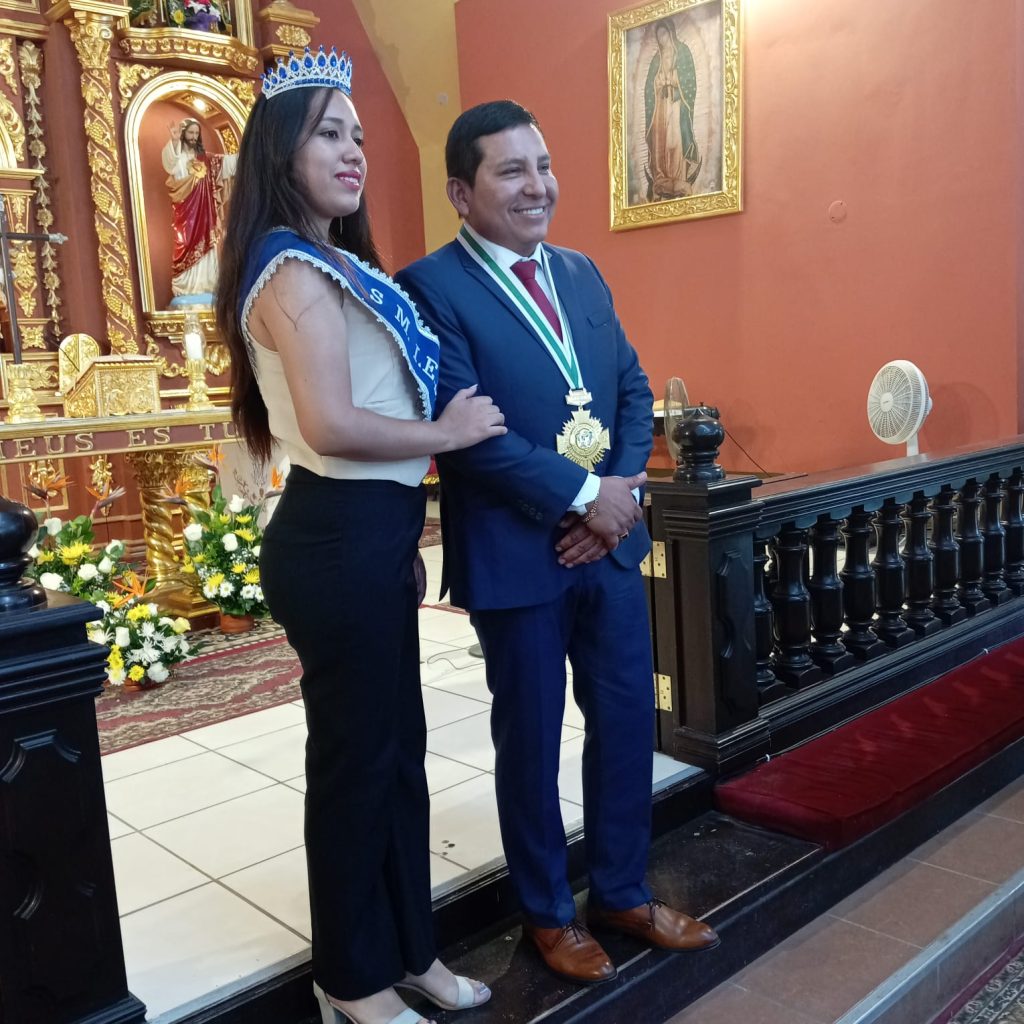 El alcalde Lic. Lenin Cruces postergó su salida y retornó para no perderse una foto con nuestra reyna Julia I