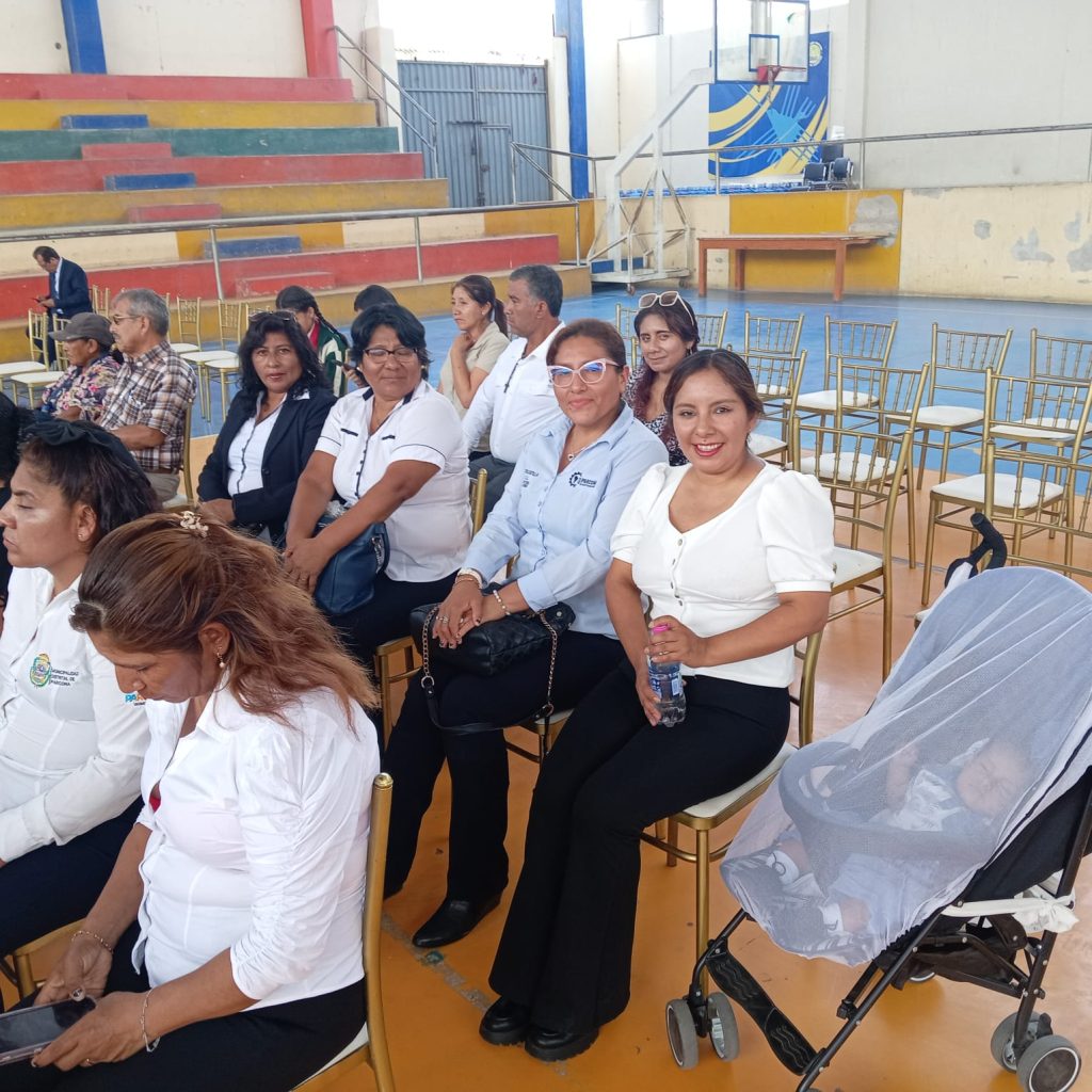 Docentes participando de la sesión en el polideportivo de la municipalidad
