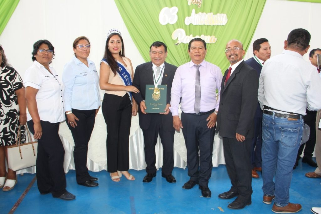 Plana jerárquica acompañando al ex-alcalde del distrito de Parcona y ex-congresista "Calín" Ramos
